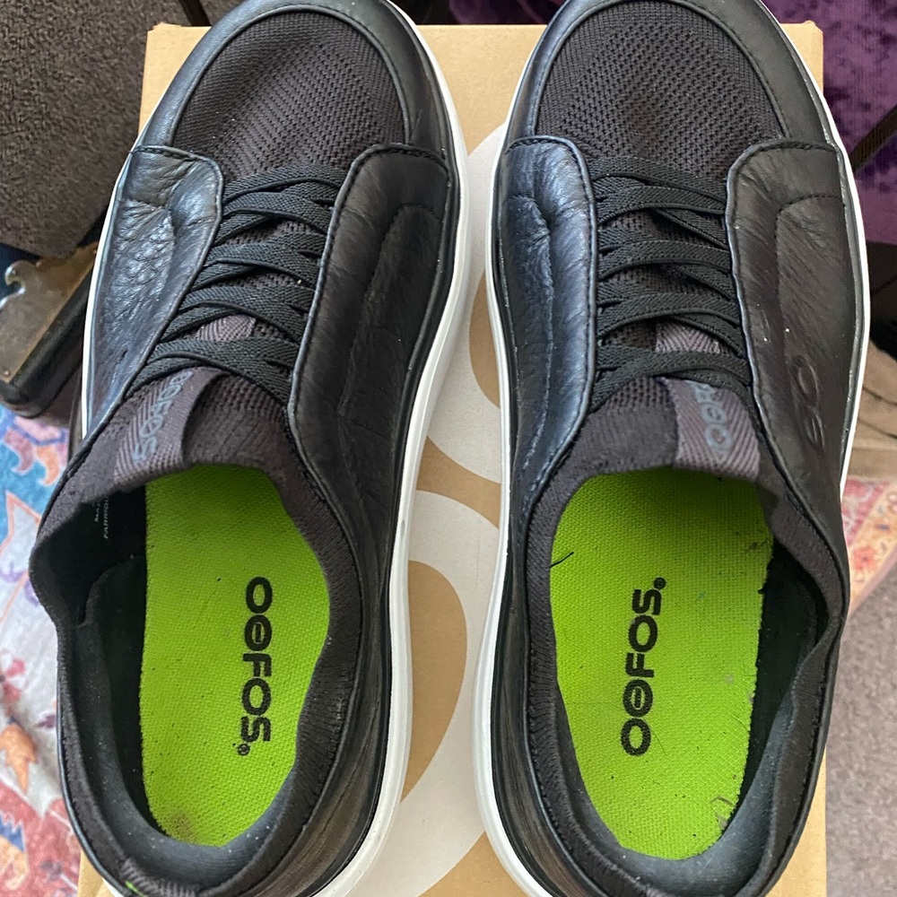 OOFOS Women's Low-Top Sneaker in Black and White